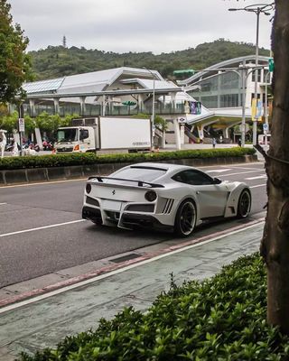 Ferrari F12 Cuerpo de fibra de carbono Kit F12 Novitec N-largo estilo delantero y trasero parachoques arco de la rueda F12 spoiler difusor del labio delantero