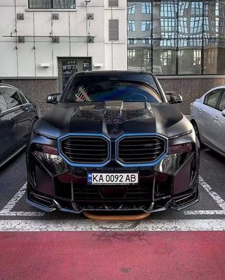 XM Bmw Kit de cuerpo ancho Fibra de carbono Spoiler de la boca delantera Negro Bmw Falda lateral Arco de la rueda