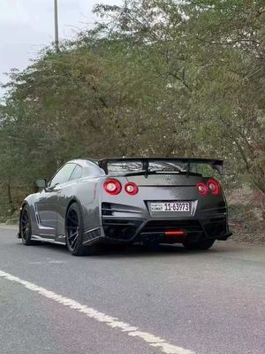 Para el Nissan GTR R35 Kit de cuerpo de fibra de carbono GTR mejorado Top Style de fibra de carbono delantero y trasero parachoques de la falda lateral