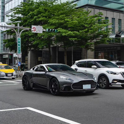 DB11 Aston Martin Kit de carrocería de color personalizado Hood de fibra de carbono Hatch del motor 2017-