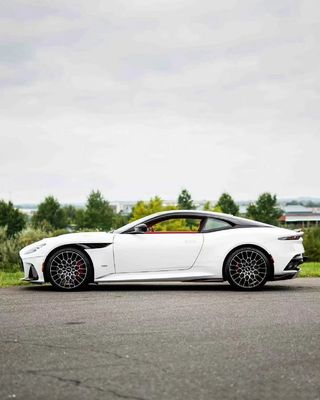 DBS Aston Martin Body Kit Blanco 770 estilo delantero en el coche Difusor de labios