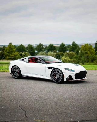 DBS Aston Martin Body Kit Blanco 770 estilo delantero en el coche Difusor de labios