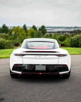 DBS Aston Martin Body Kit Blanco 770 estilo delantero en el coche Difusor de labios